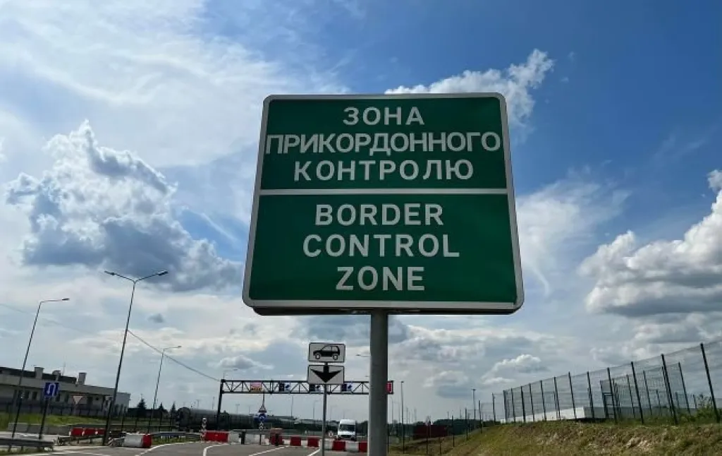 Нові правила виїзду: чоловіки від 18 до 22 років повинні мати відмітку ТЦК