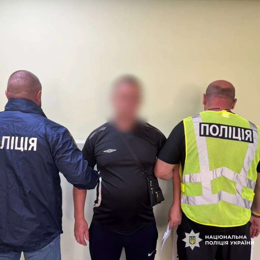 На Харківщині рецидивіст у військовій формі пограбував пенсіонерку та підпалив її оселю