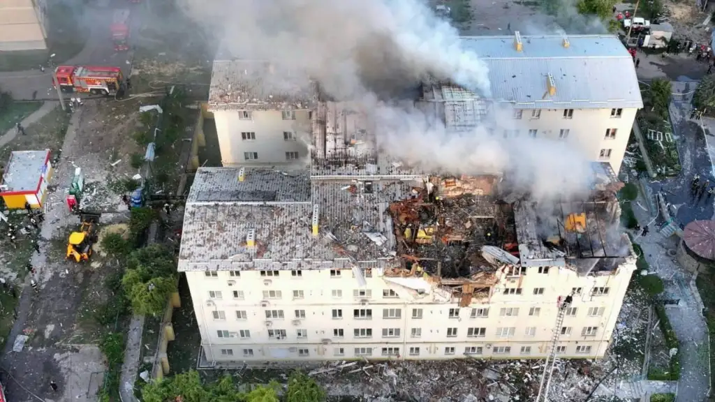 Терехов повідомив про стан зруйнованої багатоповерхівки у Харкові після атаки «шахедами»