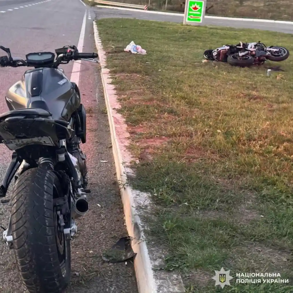 Зіткнення мотоциклів на кільцевій у Харкові: травмовані троє пішоходів і один водій