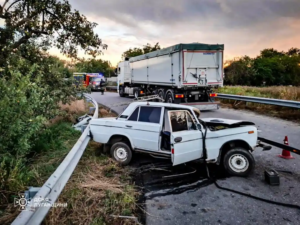 На Харківщині вантажівка зіткнулася з ВАЗом: водія та пасажира вирізали з авто