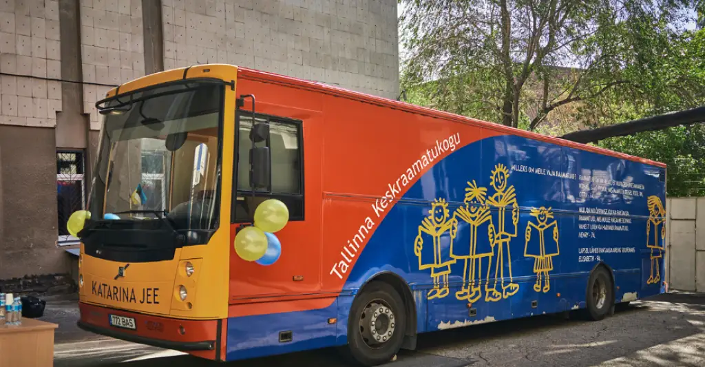 Харківщина отримала мобільну бібліотеку: автобус-бібліобус курсуватиме громадами