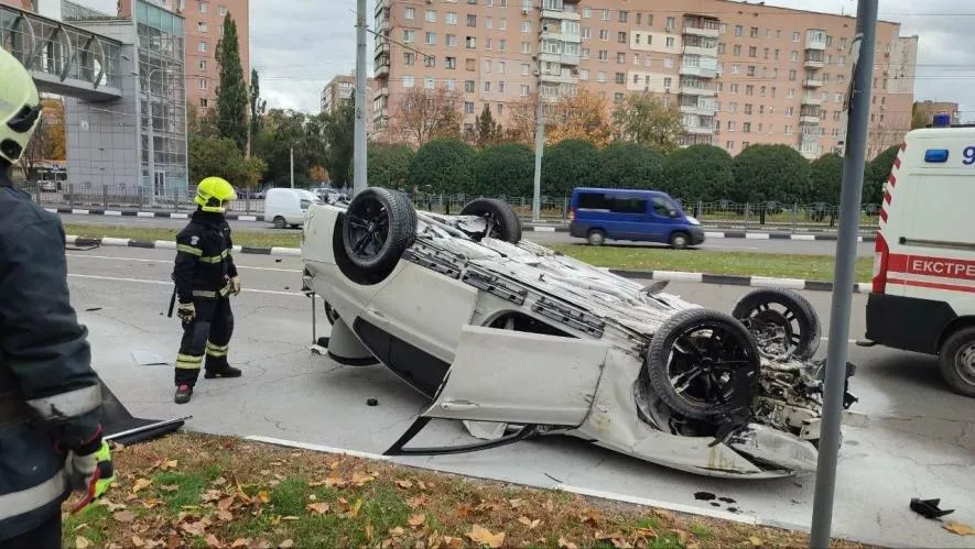 У Харкові BMW вилетів на бордюр і перекинувся: водій опинився в лікарні
