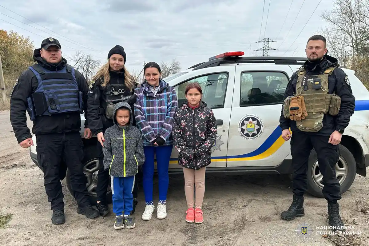На Харківщині поліцейські евакуювали родину з двома дітьми із зони бойових дій