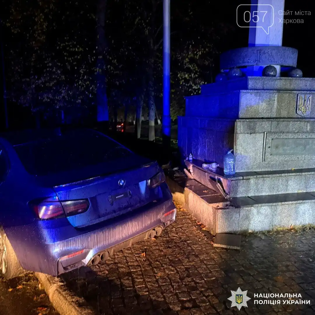У Харкові водій BMW протаранив флагшток: четверо молодих людей постраждали