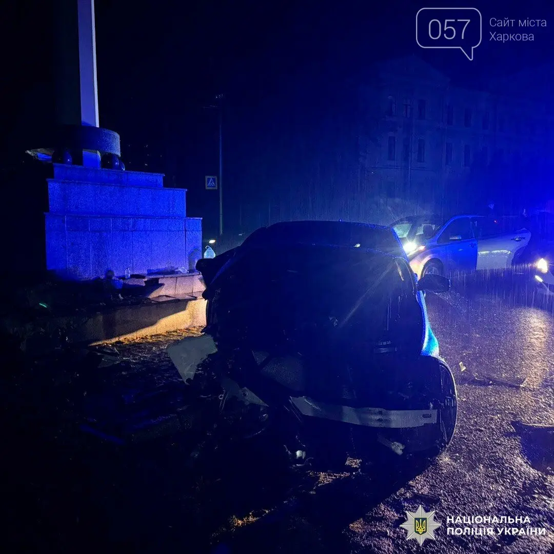 У Харкові водій BMW протаранив флагшток: четверо молодих людей постраждали