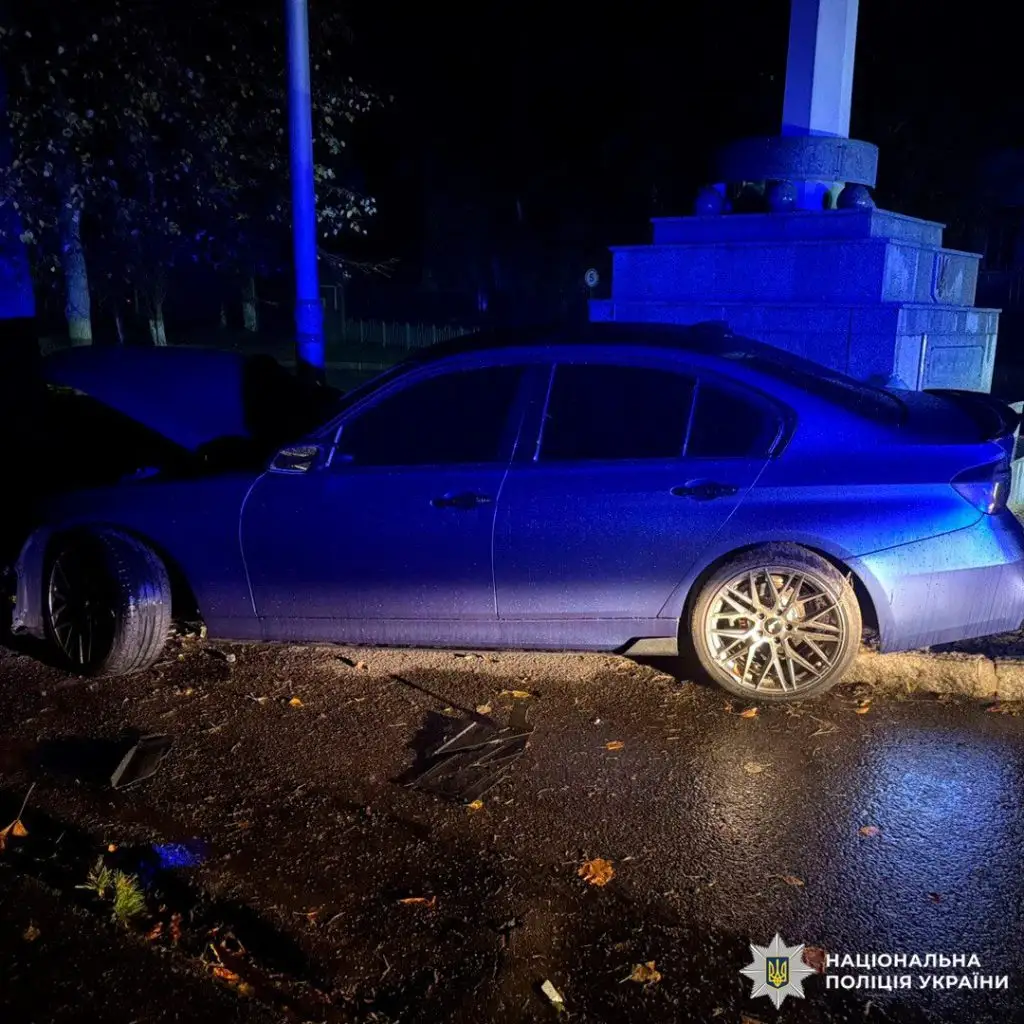 У Харкові водій BMW протаранив флагшток: четверо молодих людей постраждали