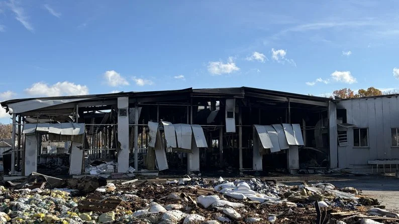 У Чугуєві ворожі дрони зруйнували макаронне підприємство та пошкодили житлові будинки