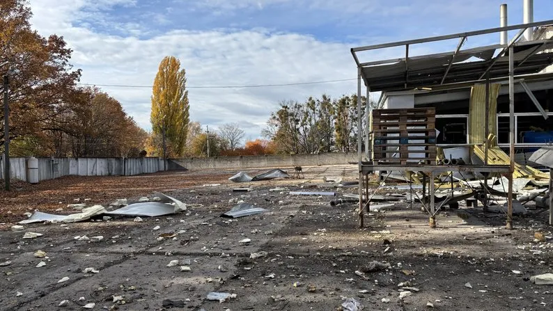 У Чугуєві ворожі дрони зруйнували макаронне підприємство та пошкодили житлові будинки