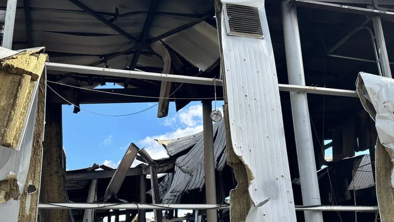 У Чугуєві ворожі дрони зруйнували макаронне підприємство та пошкодили житлові будинки