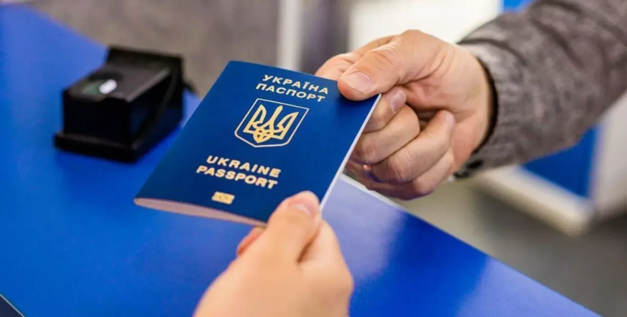 Уряд скасував продовження терміну дії закордонних паспортів: кому потрібно оформити нові