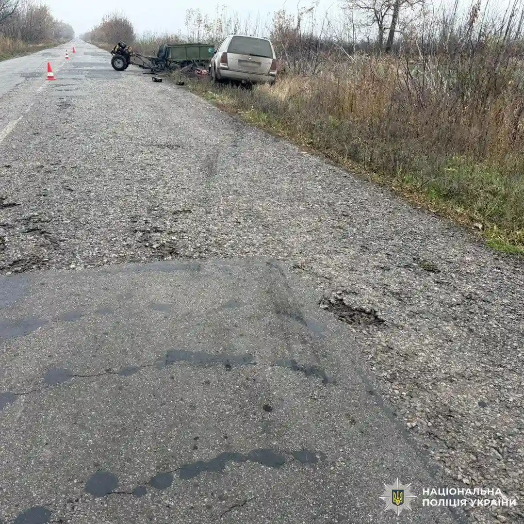 Смертельна аварія на Харківщині: Volkswagen під час обгону вдарив мотоблок