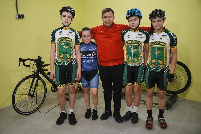 Юні велосипедисти із Золочева на Харківщині тренуються всього за 17 км від кордону з РФ