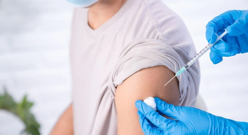 Щеплення від грипу та COVID-19: коли і кому варто вакцинуватися цієї осені