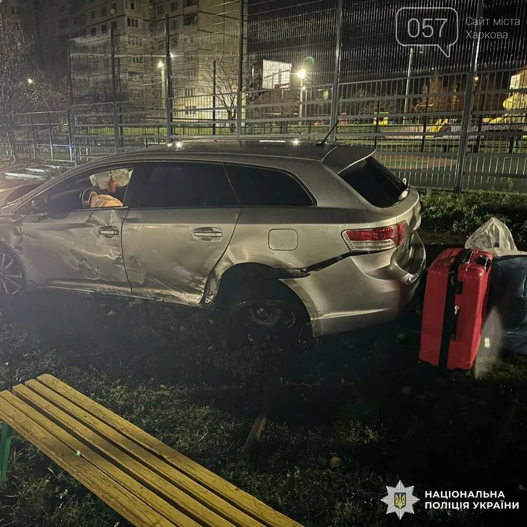 У Харкові легковик вилетів на дитячий майданчик і травмував трьох підлітків