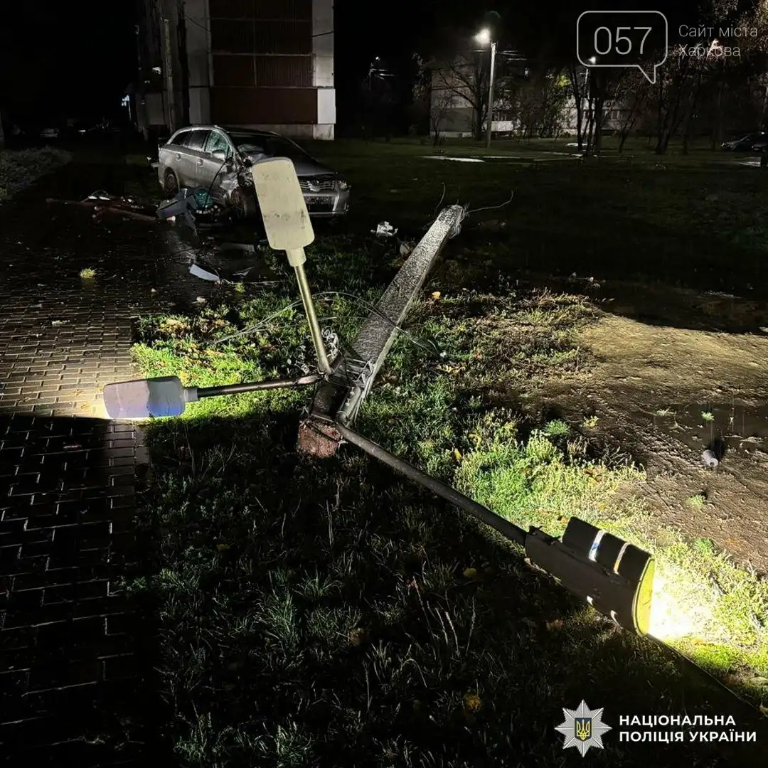У Харкові легковик вилетів на дитячий майданчик і травмував трьох підлітків