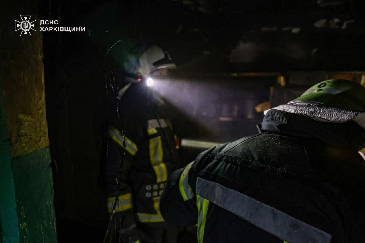 Пожежа в харківській багатоповерхівці – рятувальники вивели з диму 11 людей, серед них троє дітей
