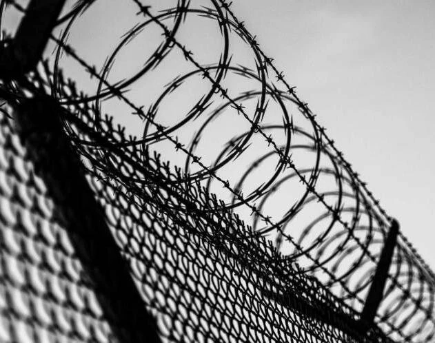 Жорстокий напад у Чугуєві: двоє рецидивістів отримали тривалі строки за пограбування пенсіонерки