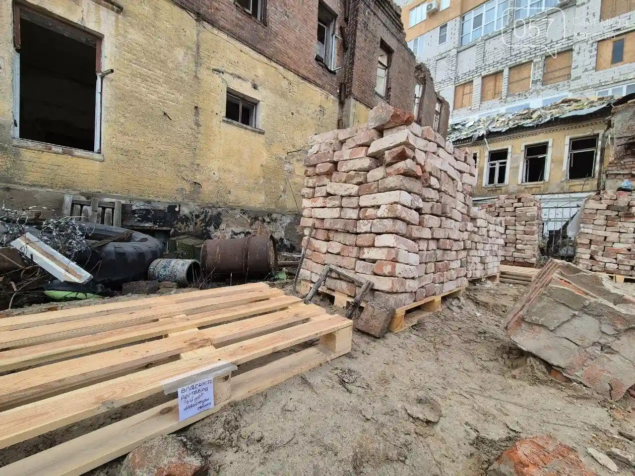 У центрі Харкова розбирають зруйновану садибу Сорокіна: волонтери рятують історичну цеглу