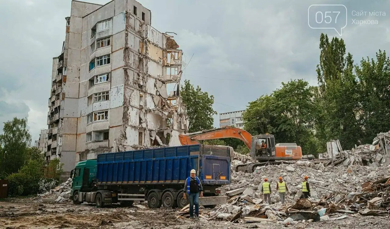 У центрі Харкова розбирають зруйновану садибу Сорокіна: волонтери рятують історичну цеглу