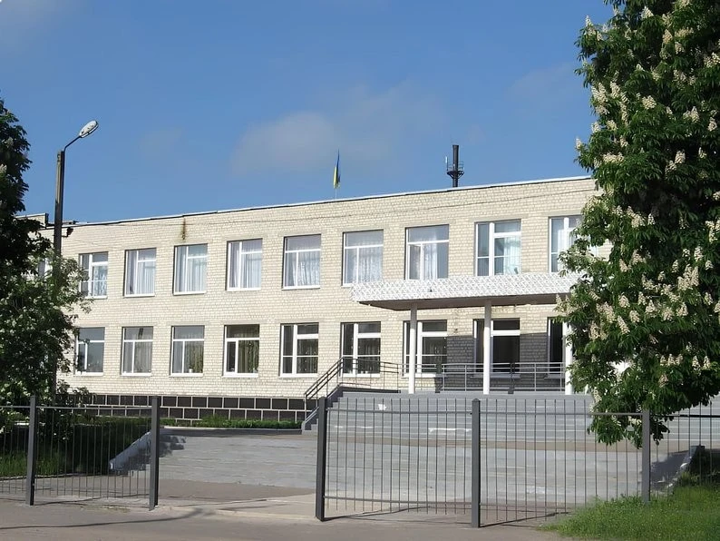 Суперечка навколо ремонту укриття у Чемужівському ліцеї: у ХАЦ говорять про переплати, у міськраді заперечують