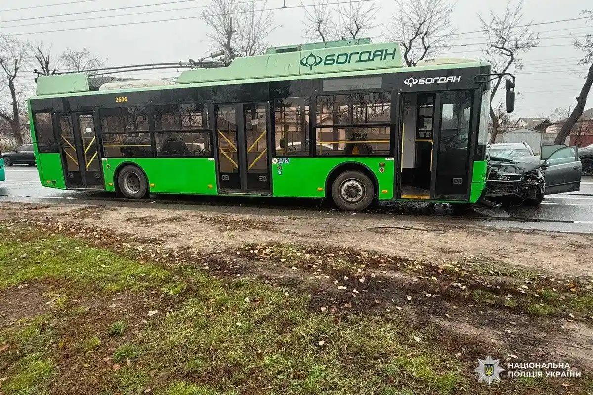 Нічна аварія у Харкові: легковик влетів у тролейбус, троє людей у лікарні