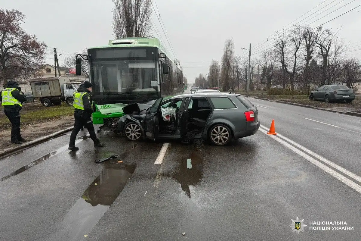 Нічна аварія у Харкові: легковик влетів у тролейбус, троє людей у лікарні