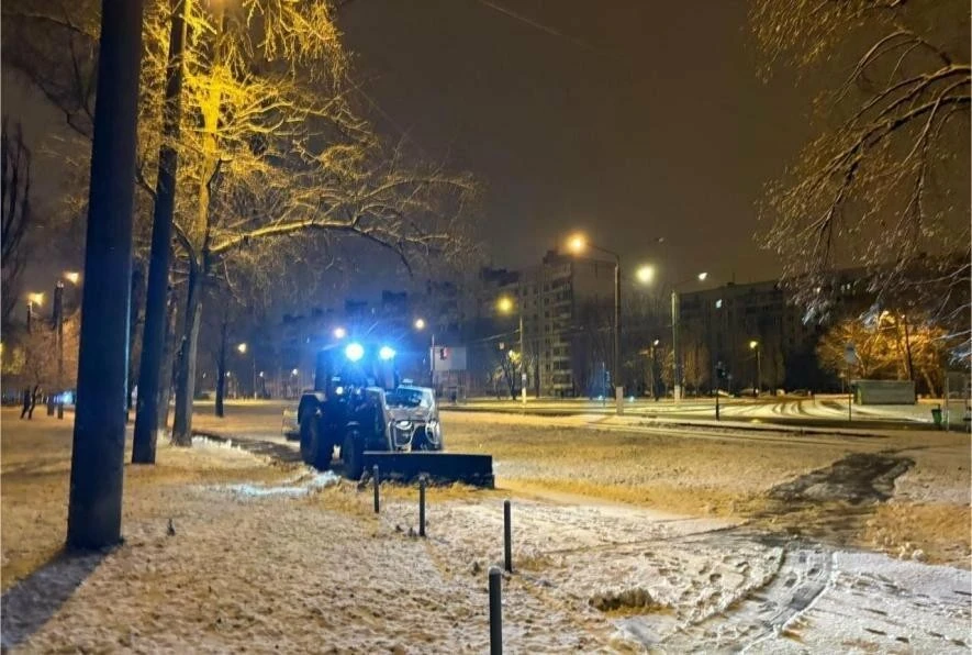 Харків зустрів перший сніг: прибиральні бригади працюють без перерви від ночі