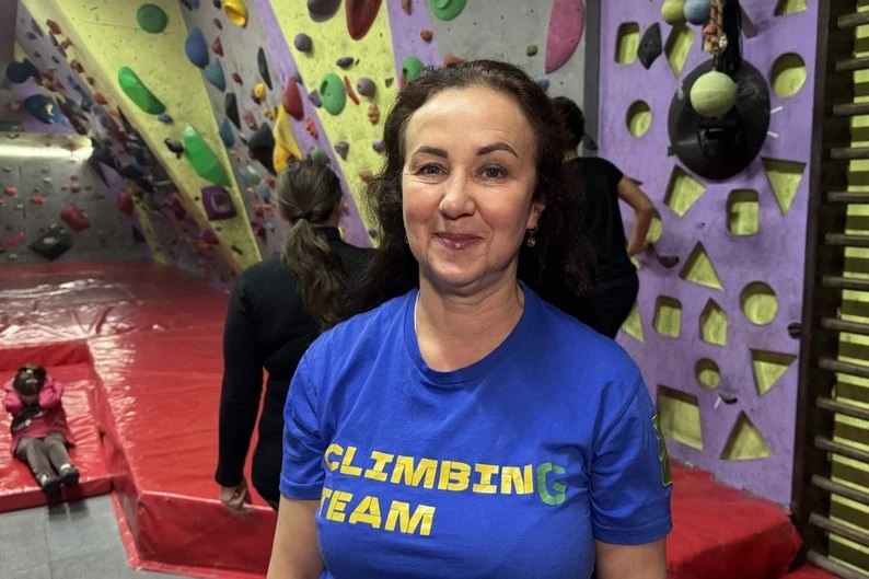 «Місце сили» після ударів: у Харкові відновили скеледром і вшановують пам’ять загиблих альпіністів