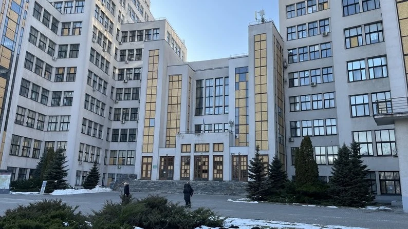 Їстівний символ конструктивізму: у Львові подали десерт у формі засніженого Держпрому