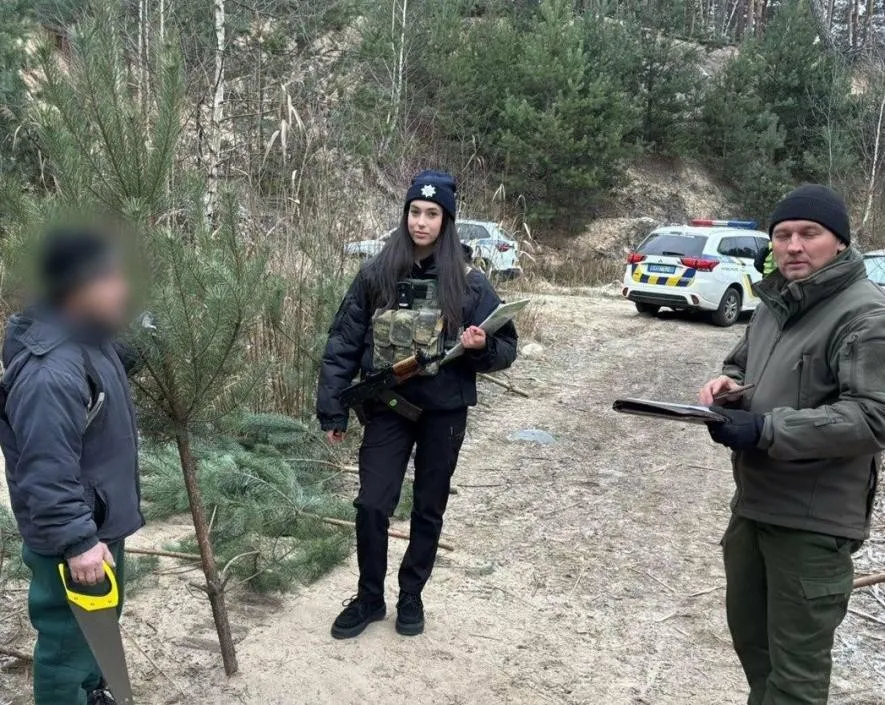 У Харкові затримали чоловіка, який зрізав десятки ялинок: справа вже у слідчих