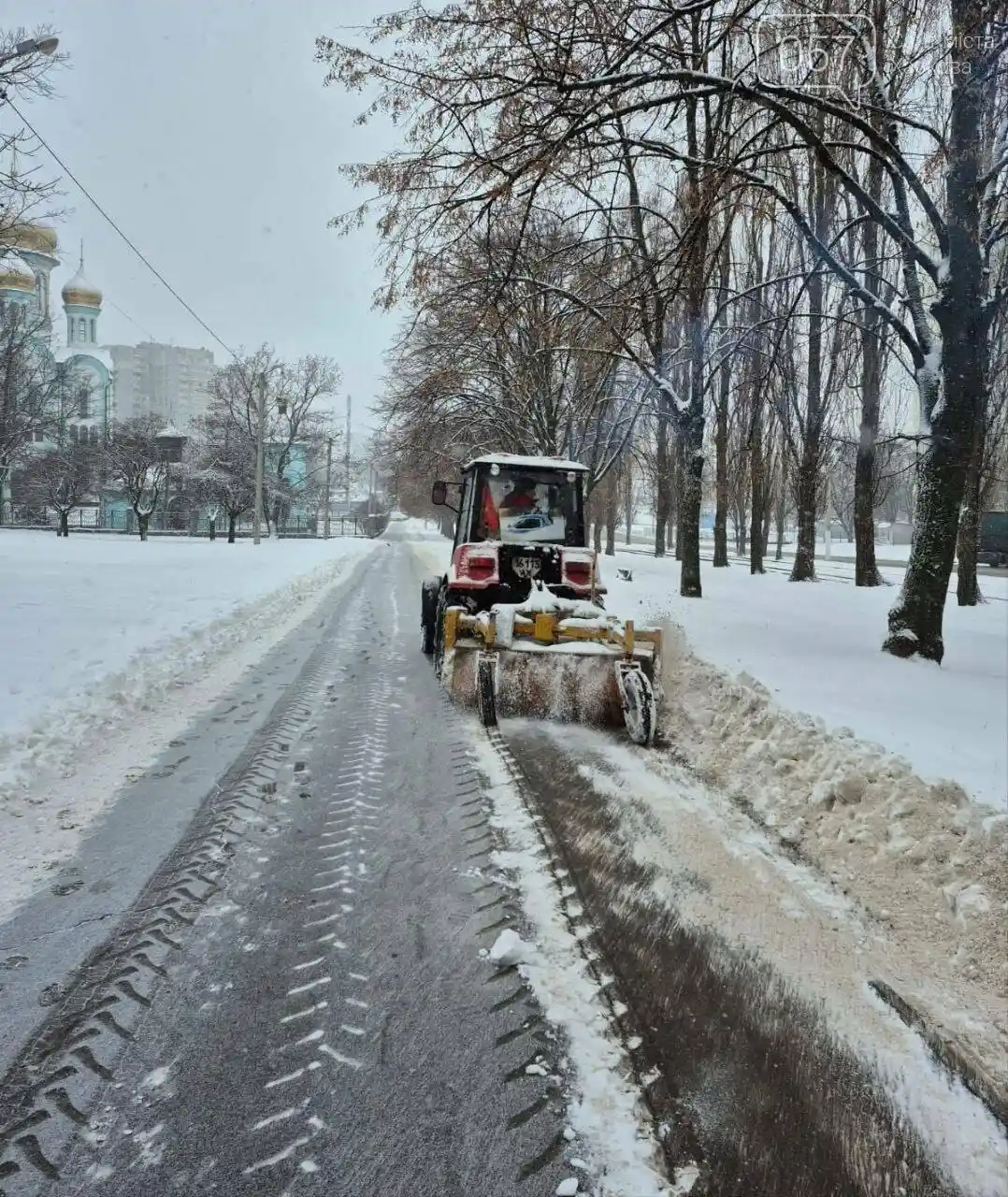 Харків засипало: комунальники працюють цілодобово, водіїв і пішоходів закликають до обережності
