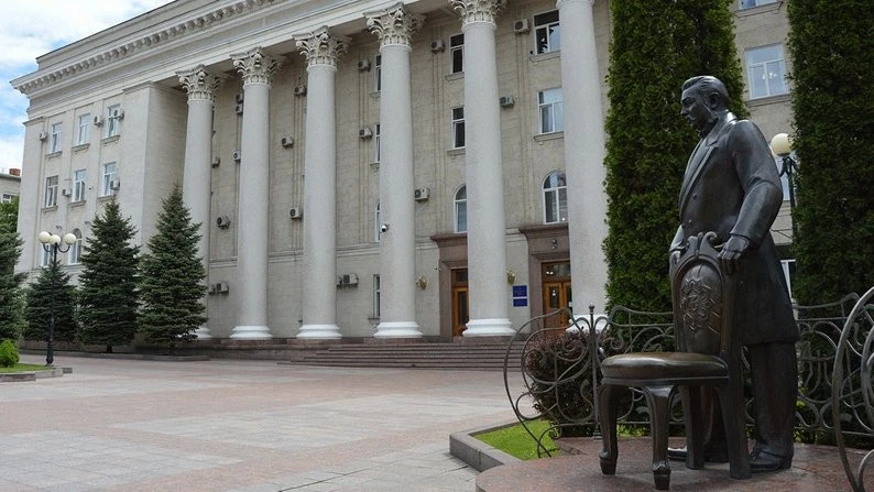 З 1 січня Україна входить у нові правила: подорожчає пальне і зростуть соціальні виплати