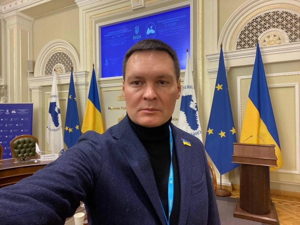 Трагедія на трасі під Щебетунами: легковик злетів з дороги, загинула молода водійка