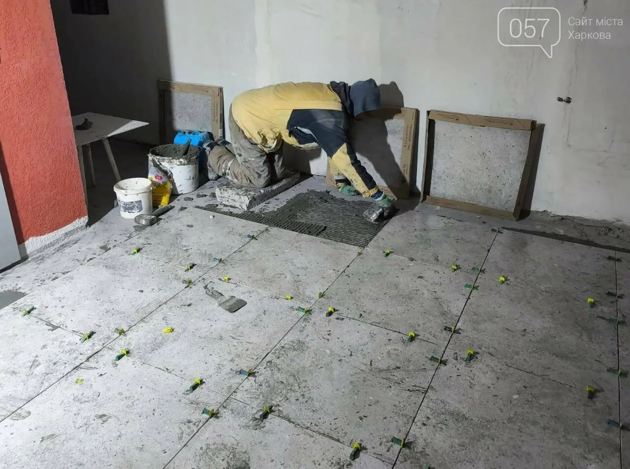 Північна Салтівка повертається до життя: у пошкоджених будинках тривають відновлювальні роботи