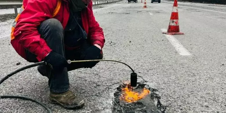 Війна і зима розбивають шляхи: на Харківщині в авральному режимі рятують ключові дороги