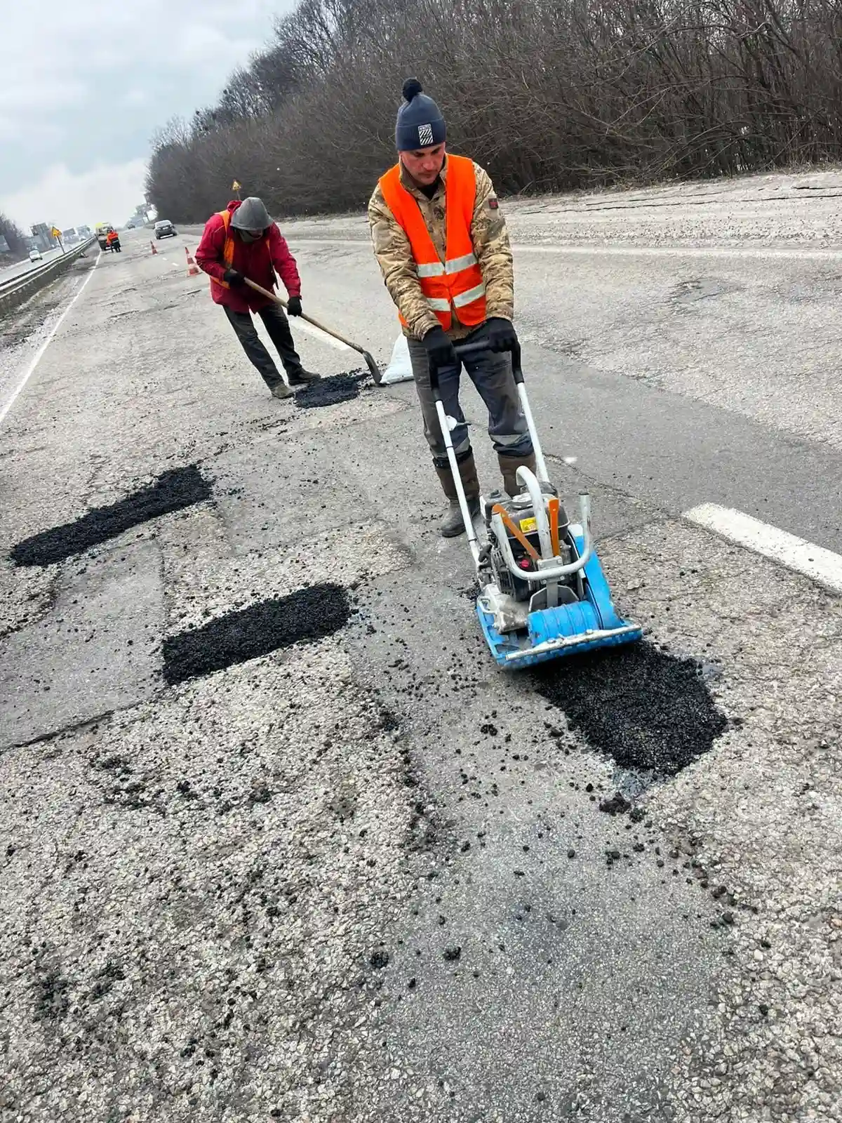Війна і зима розбивають шляхи: на Харківщині в авральному режимі рятують ключові дороги