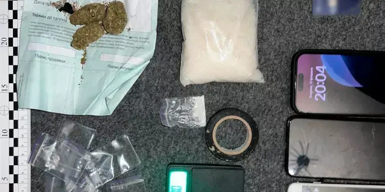 Закладки, онлайн-магазин і 150 грамів психотропів: у Харкові затримали 21-річного курʼєра
