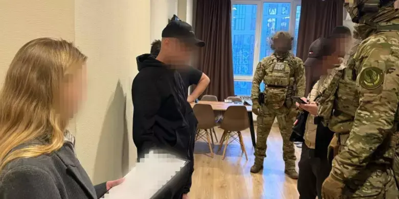 Фейкові «облави» та мільйонні побори: у Харкові судитимуть групу, що видавала себе за поліцію