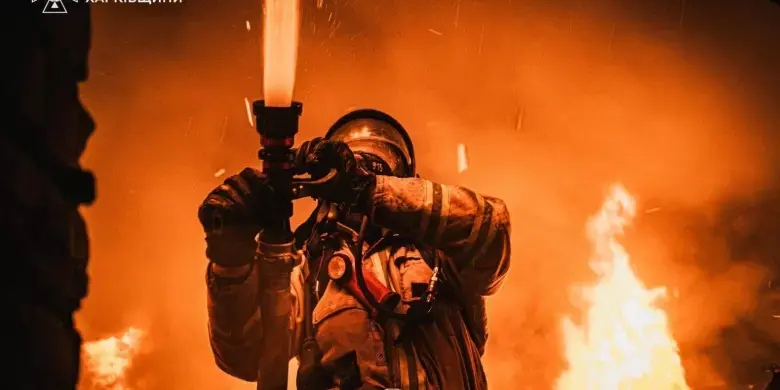 У Харкові під час пожежі в багатоповерхівці рятувальники винесли чоловіка з задимленої квартири
