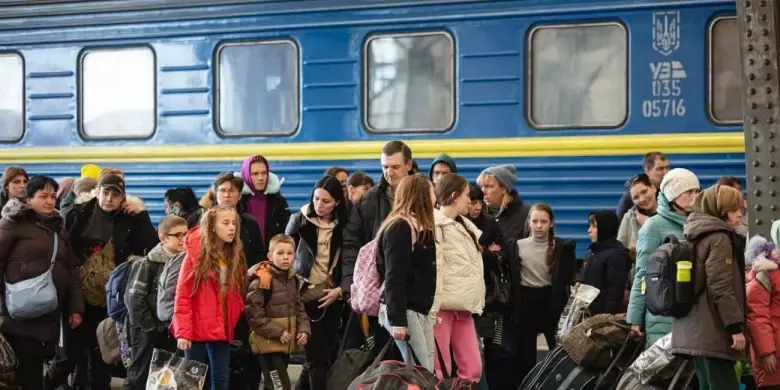 Нічні зупинки в полях: як атаки дронів змінили правила перевезень Укрзалізниці