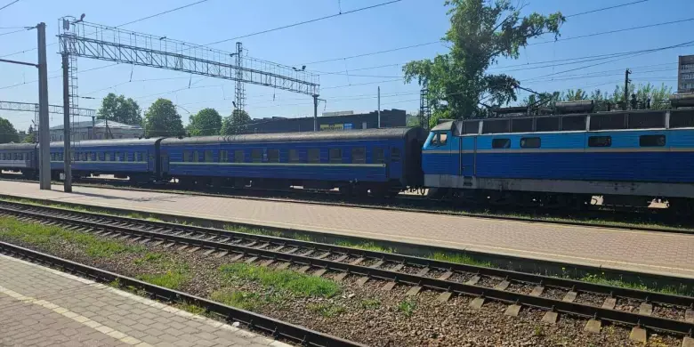 Залізна витримка: потяг Миколаїв – Лозова доставив пасажирів вчасно попри обстріл