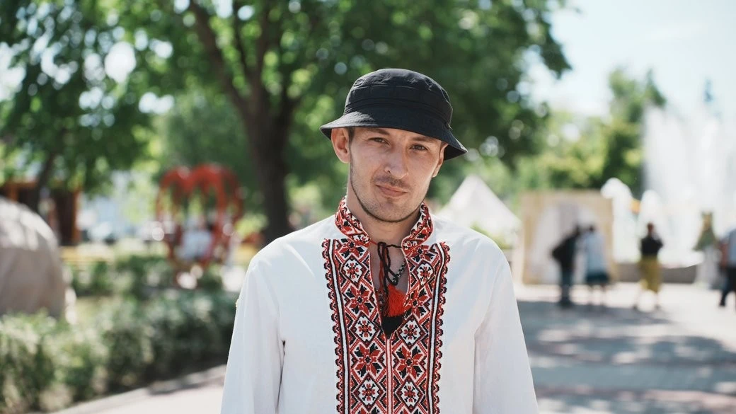 Оберіг під брудним ганчірʼям: житель Ізюма розповів, як рятував вишиту матір’ю сорочку від окупантів