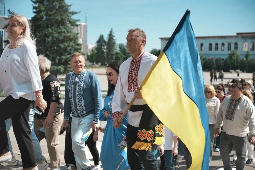 Оберіг під брудним ганчірʼям: житель Ізюма розповів, як рятував вишиту матір’ю сорочку від окупантів