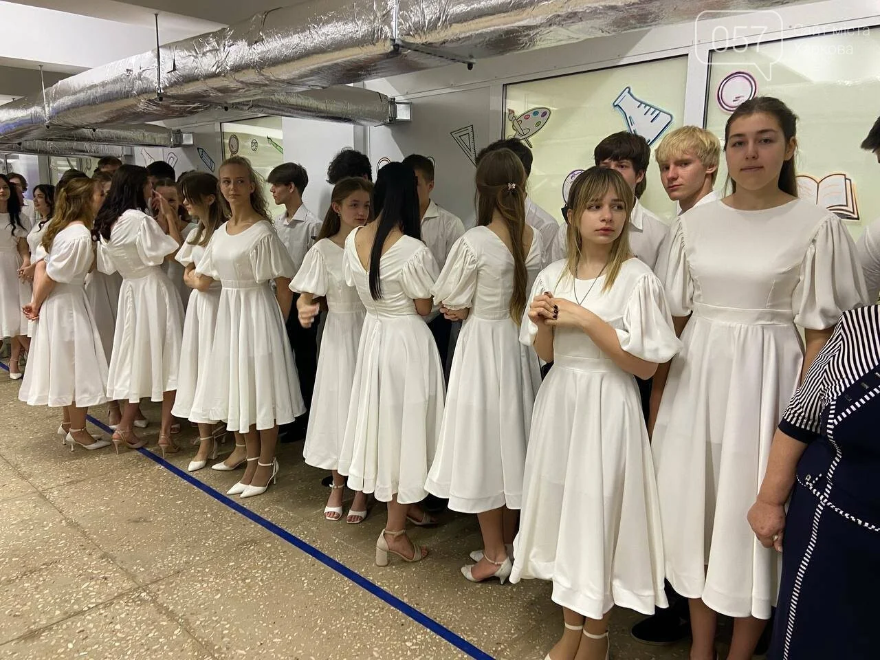 Вальс під звуки тривог: як харківські випускники відсвяткували особливий останній дзвоник
