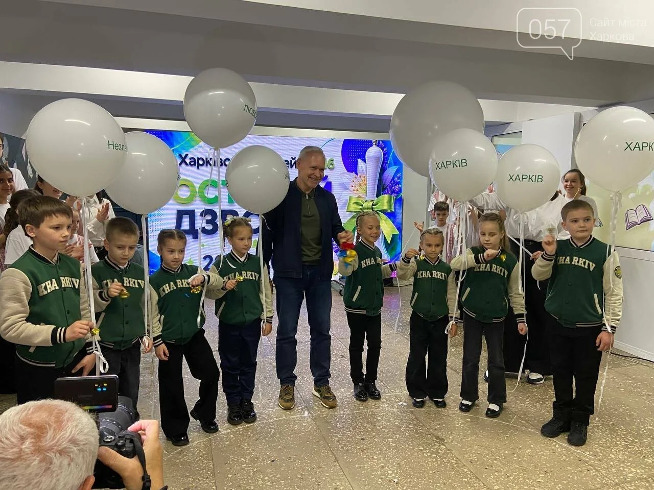 Вальс під звуки тривог: як харківські випускники відсвяткували особливий останній дзвоник