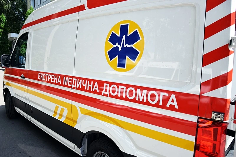 Агресивна пацієнтка вчинила напад на бригаду швидкої допомоги під Харковом